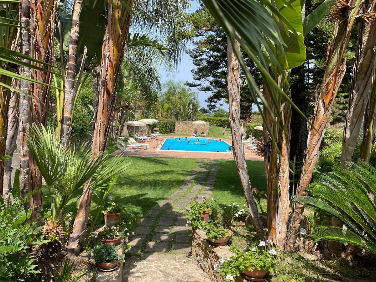 Agriturismo Villa Luca SantʼAgata di Militello Exteriör bild