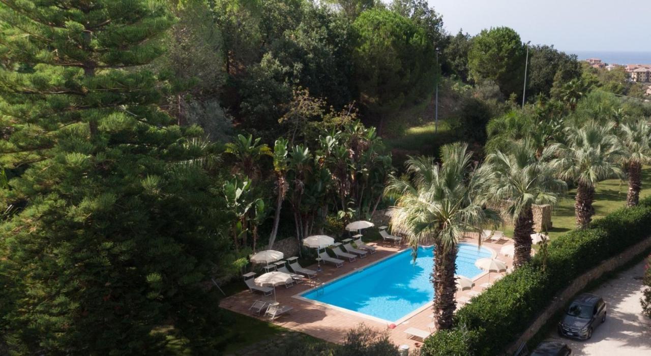 Agriturismo Villa Luca SantʼAgata di Militello Exteriör bild